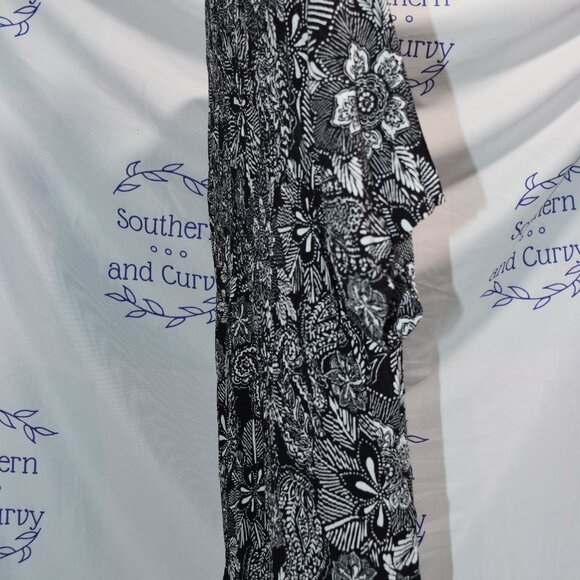 Sag Harbor Woman Black & White Button Front Blouse, Size 1X - Picture 2 of 13